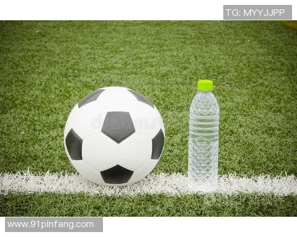 足球明星专用水瓶揭秘运动员如何保持最佳状态与水分补给技巧